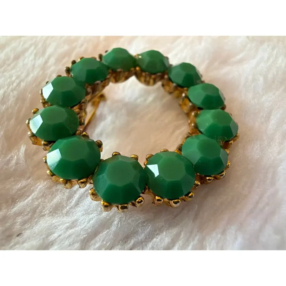 Vintage Green Faceted Glass Rhinestone Circle Wreath Brooch Gold Tone Pin 1.5